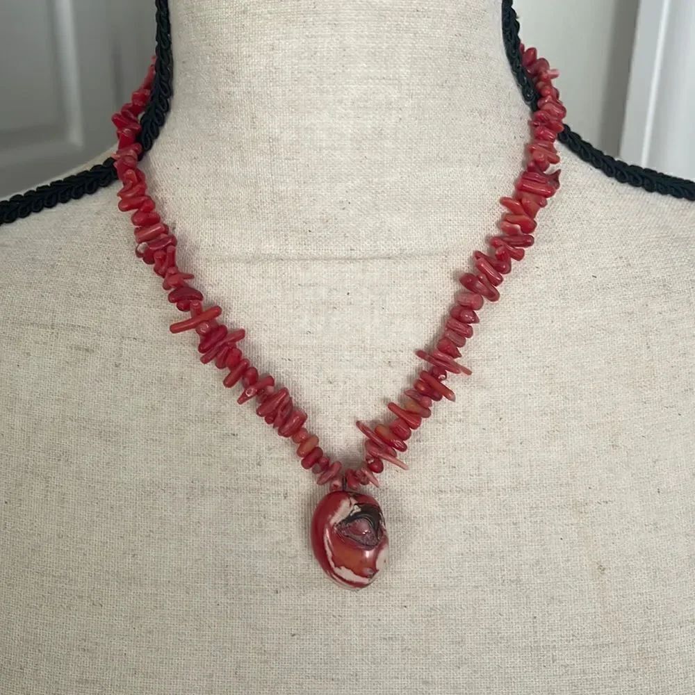 Beautiful coral beaded necklace. Bought this at an estate sale.
